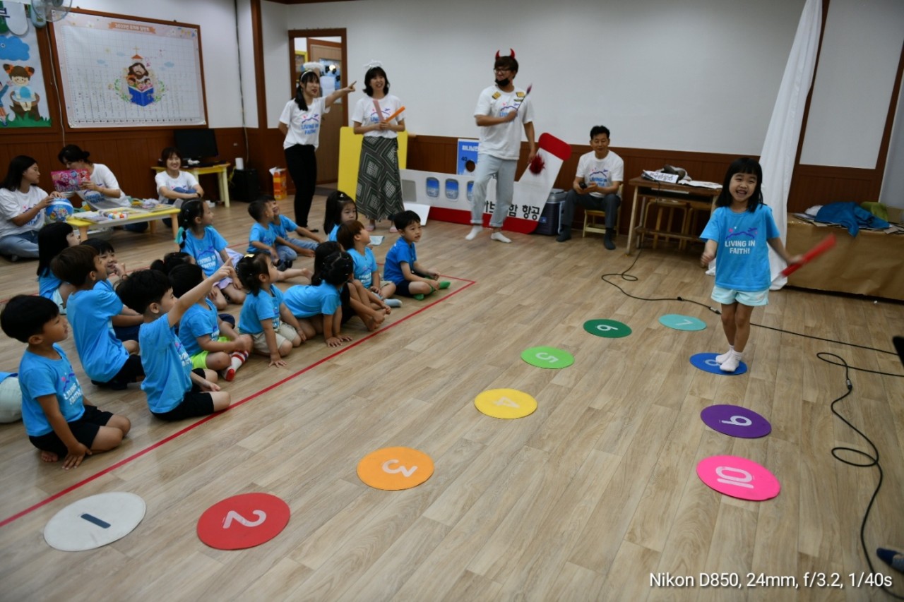 2023유치부-2023 여름성경학교 둘째날-성경퀴즈-52612844412.jpg